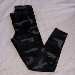 Athleta Ultimate Stash Pocket Camo 7/8 Tight Black